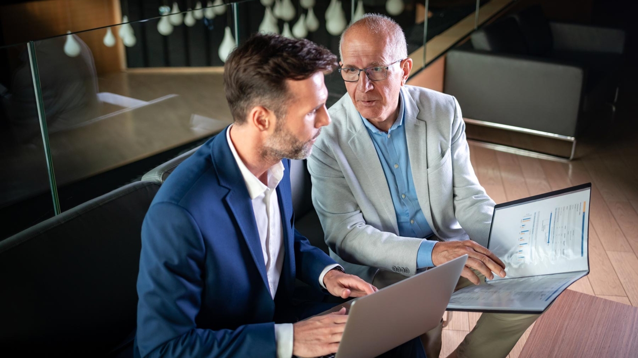 business-people-having-meeting-in-modern-office-in-JHHWL8D